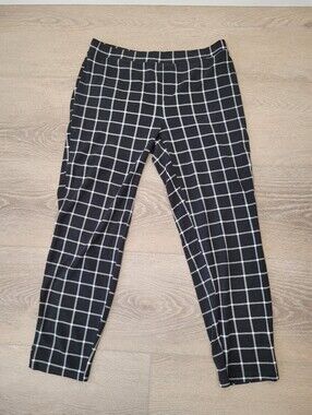 2/$20 HUE Black & White Plaid Pull Up PantSize: Large